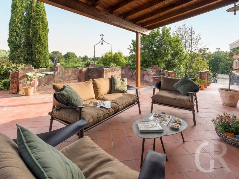 villa-saracina-terrasse-mit-gartenmoebeln.jpg