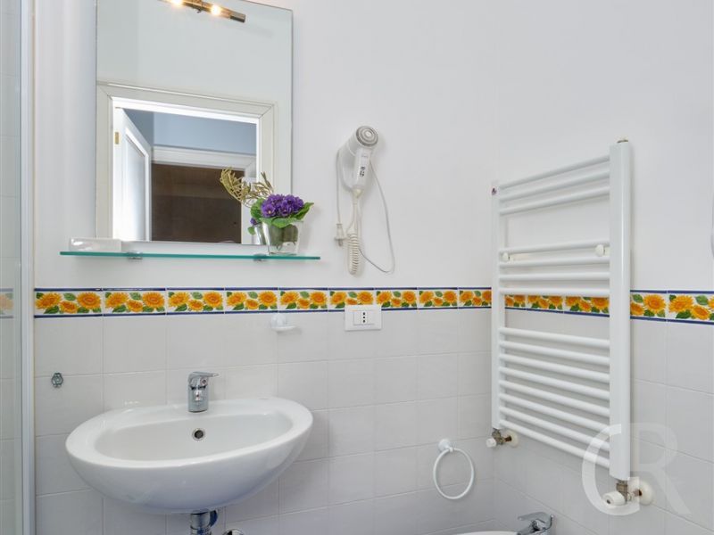 villa-scifazzo-badezimmer-mit-waschbecken.jpg