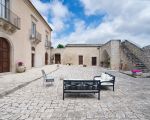 villa-scifazzo-moebilierter-innenhof.jpg