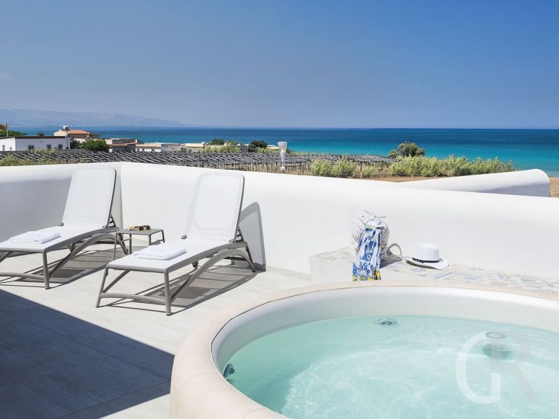 villa-timo-terrasse-mit-whirlpool.jpg