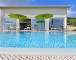 villa-und-pool-mit-sonnenschirmen.jpg