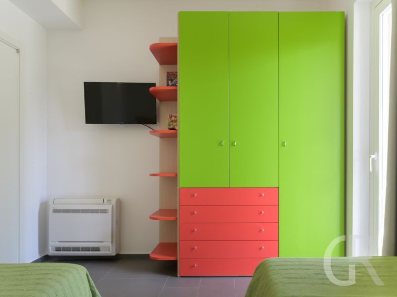 villa-venere-farbiger-kleiderschrank.jpg