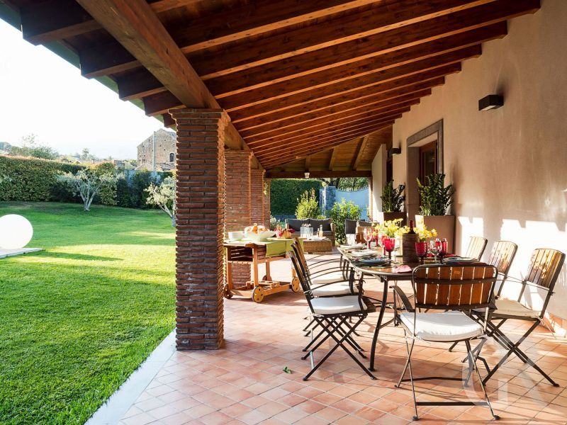 villa-viagrande-essplatz-auf-der-terrasse.jpg