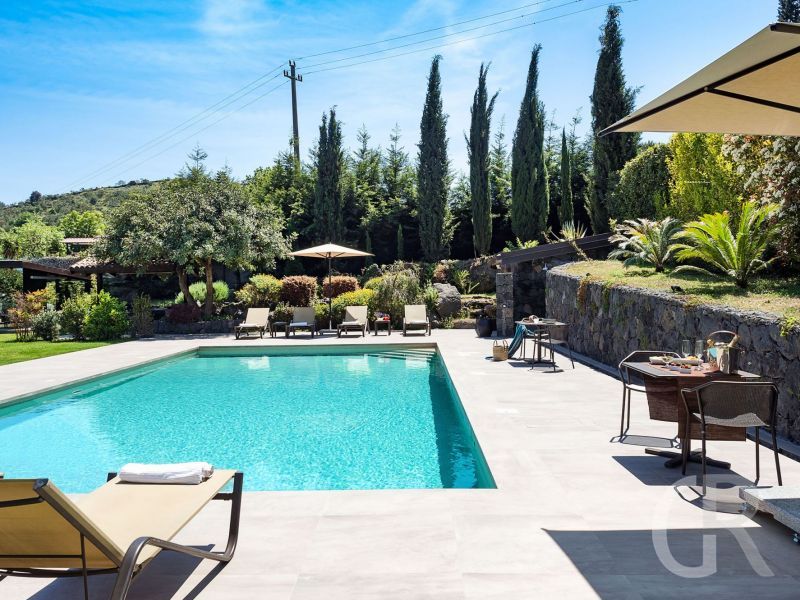 villa-viagrande-sonnenliegen-am-pool.jpg