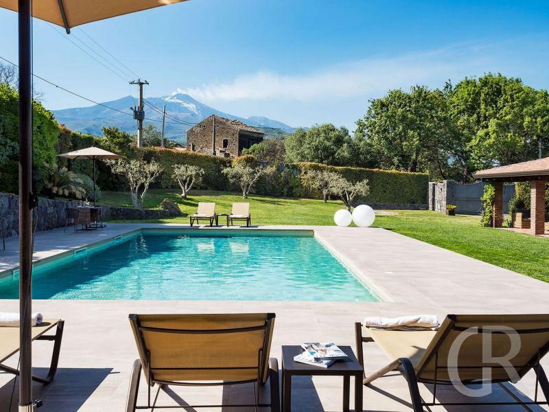 villa-viagrande-sonnenliegen.jpg