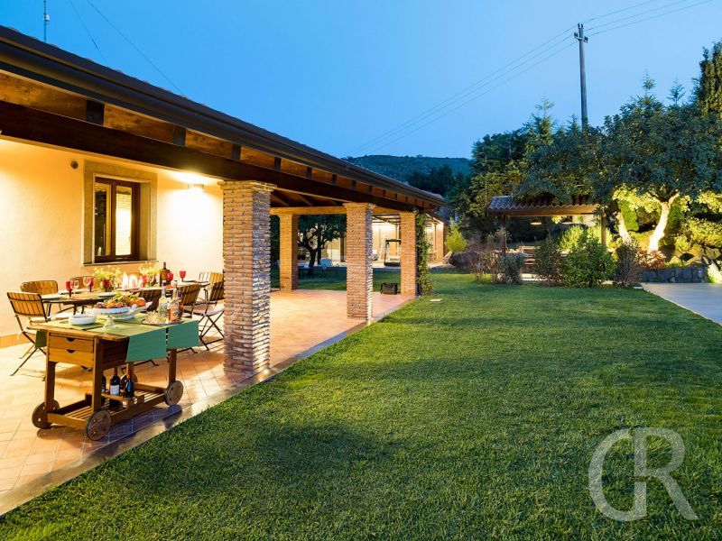 villa-viagrande-terrasse-mit-garten.jpg