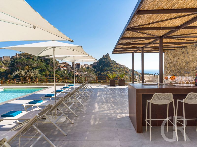 villa-zagara-ueberdachte-terrasse-am-pool.jpg