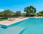 carrubi-sonnenliegen-am-pool.jpg