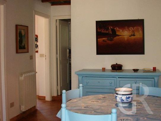 casa-eoliana-esstisch-mit-anrichte.jpg