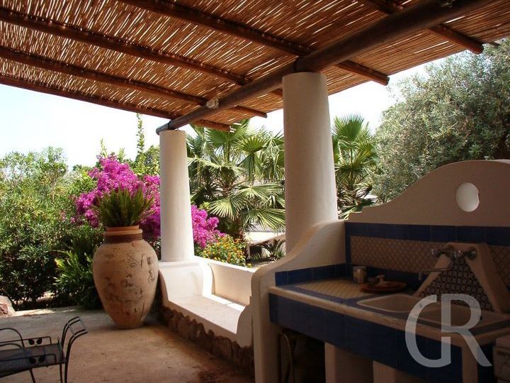 casa-eoliana-sommerkueche-unter-der-ueberdachten-terrasse.jpg