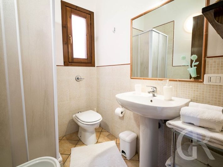 casa-grecale-badezimmer-mit-waschbecken.jpg