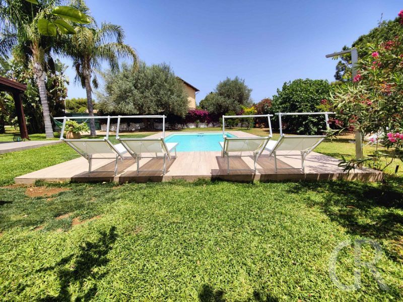 casa-limoni-blick-auf-pool-und-liegen.jpg
