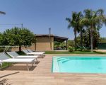 casa-limoni-pool-mit-sonnenliegen.jpg