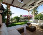casa-tramontana-sitzecke-auf-der-terrasse-mit-blick-in-den-garten.jpg