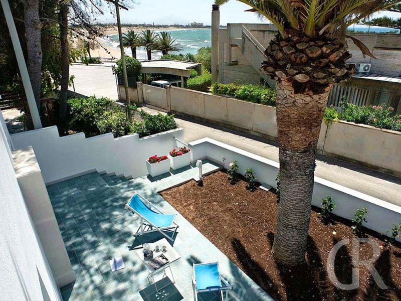 ferienhaus-aura-di-mare-blick-von-oben-in-den-garten.jpg