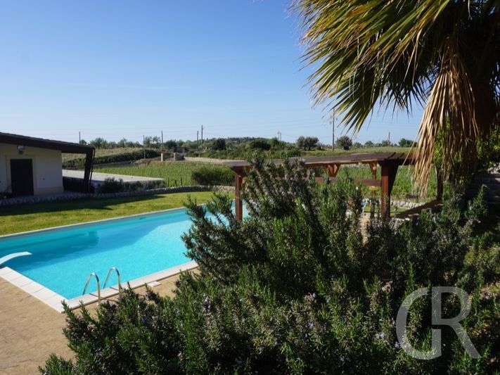 ferienhaus-avola-pool-garten.JPG
