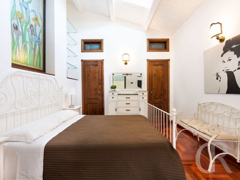 ferienhaus-carolina-schlafbereich-mikt-bett.jpg