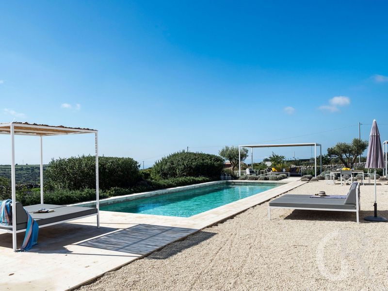 ferienhaus-hybla-pool-mit-sonnensegeln.jpg