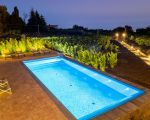 ferienhaus-la-rosa-pool-am-abend.jpg