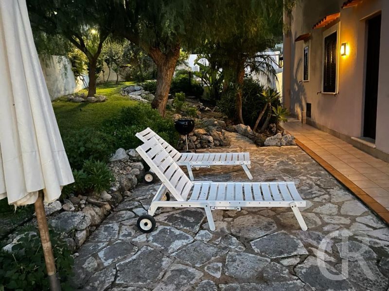 ferienhaus-levante-sitzplatz-am-abend.jpg