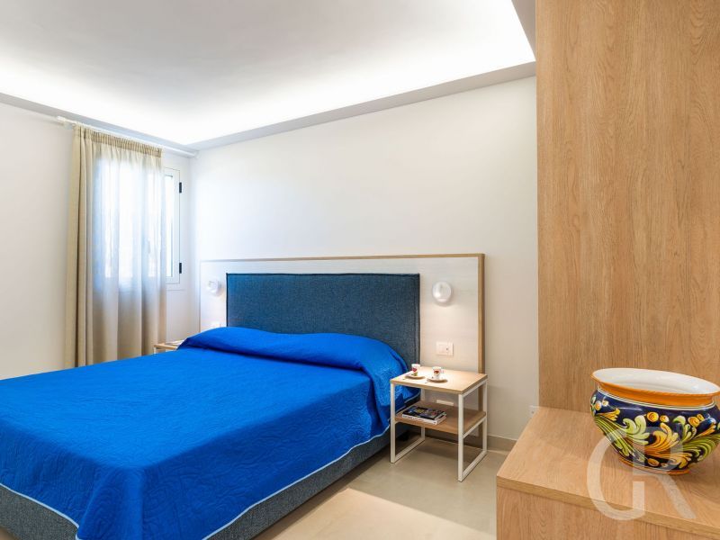 ferienhaus-mare-del-sud-blaues-bett.jpg