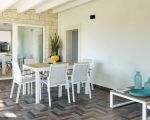 ferienhaus-marinella-esstisch-im-freien.jpg