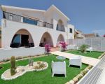 ferienhaus-villa-amelia-blick-auf-das-haus-mit-kleinem-garten.jpg