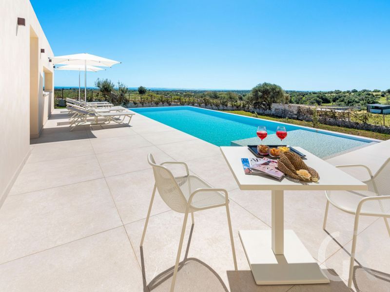 ferienhaus-villa-mora-kleiner-sitzplatz-am-pool.jpg