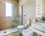 ferienvilla-dusche-im-badezimmer.jpg