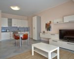 ferienwohnung-arance-moderne-wohnkueche-mit-tv.jpg