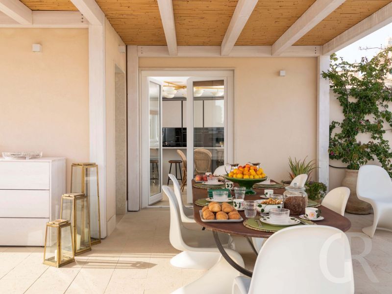 ferienwohnung-aurispa-terrasse-mit-gedecktem-gartentsich.jpg