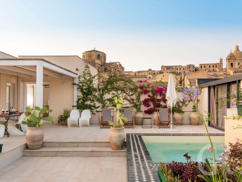 ferienwohnung-aurispa-terrasse-mit-pflanzen.jpg