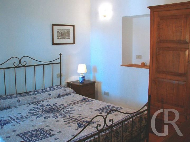 ferienwohnung-cafisi-schlafzimmer-mit-groem-bett.jpg