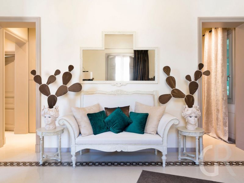 ferienwohnung-dimora-sofa-mit-dekoration.jpg
