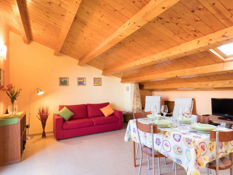 ferienwohnung-gioacchino-sofa-im-wohnraum.jpg