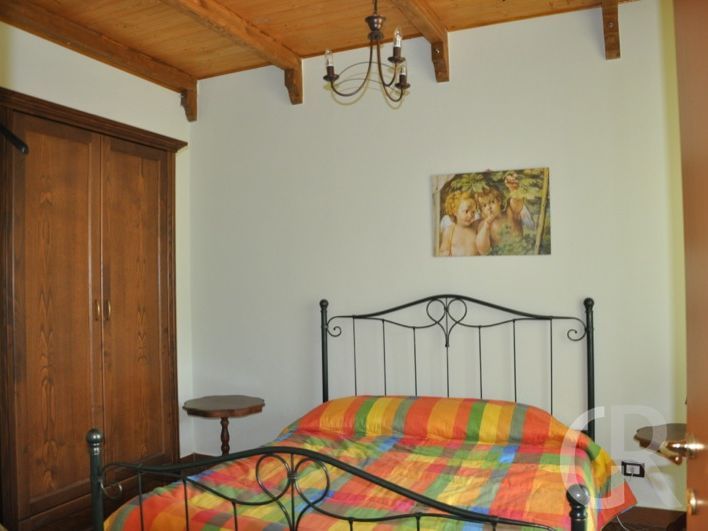 ferienwohnung-ina-schlafzimmer-mit-kleiderschrank-und-doppelbett.JPG