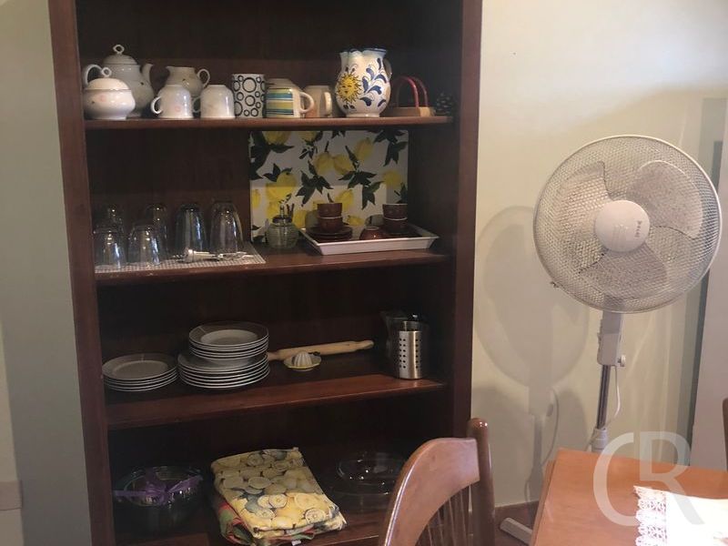 ferienwohnung-limone-geschirrschrank-am-essplatz.jpg