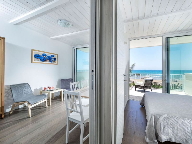 ferienwohnung-marina-terrasse-und-wohnzimmer.jpg