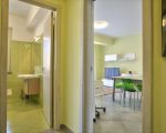 ferienwohnung-pistacchio-blick-ins-badezimmer-und-in-den-wohnbereich.jpg