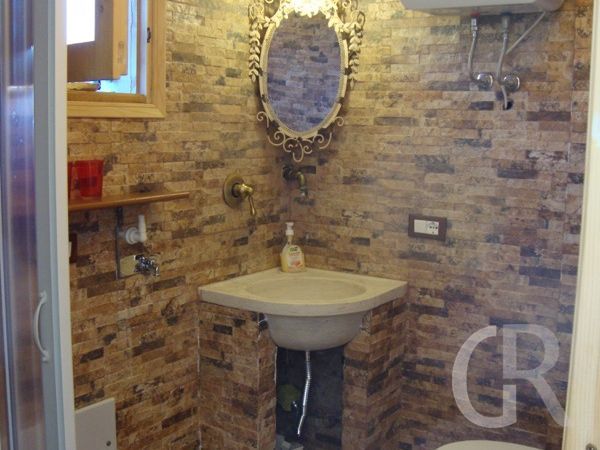 ferienwohnung-rino-badezimmer-mit-waschplatz-und-spiegel.JPG