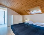 ferienwohnung-rosmarino-schlafzimmer-mit-doppelbett.jpg
