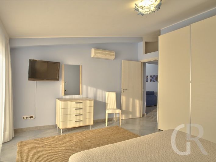 schlafzimmer-mit-kleiderschrank-und-kommode.jpg