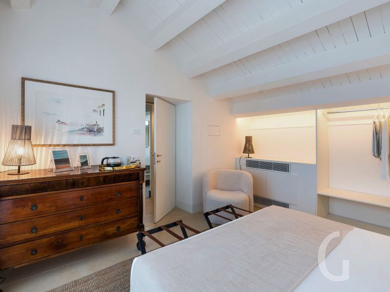 villa-acqua-marina-bett-und-kommode.jpg