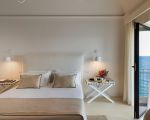 villa-acqua-marina-weiss-beiges-doppelbett.jpg