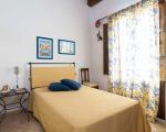 villa-ager-costa-gelbes-bett-im-schlafzimmer.jpg