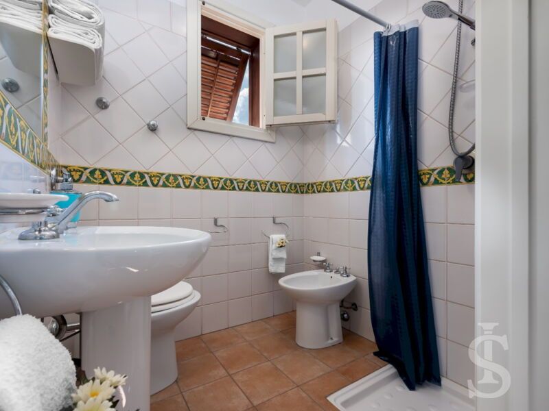 villa-al-faro-san-vito-badezimmer.jpg