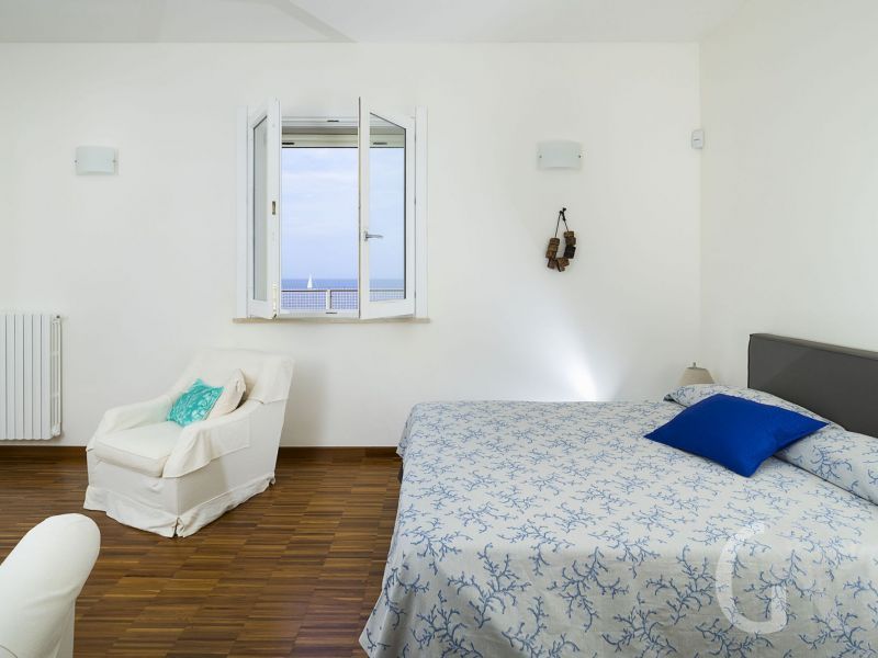 villa-ala-schlafzimmer-mit-doppelbett.jpg