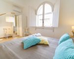 villa-amelia-grosses-doppelbett-im-schlafbereich.jpg