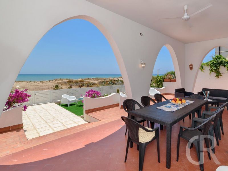 villa-amelia-ueberdachte-terrasse.jpg