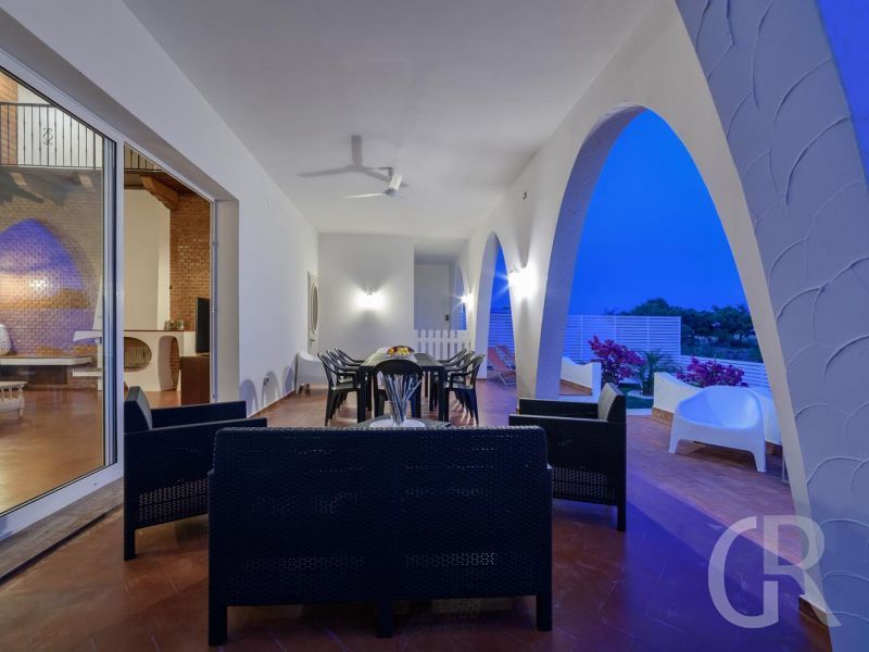 villa-amelia-wohnzimmer-mit-blick-nach-draussen.jpg